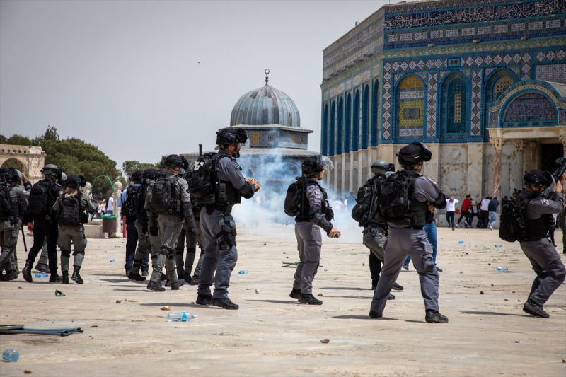 İsrail polisi Mescid-i Aksa’daki cemaate saldırdı :((