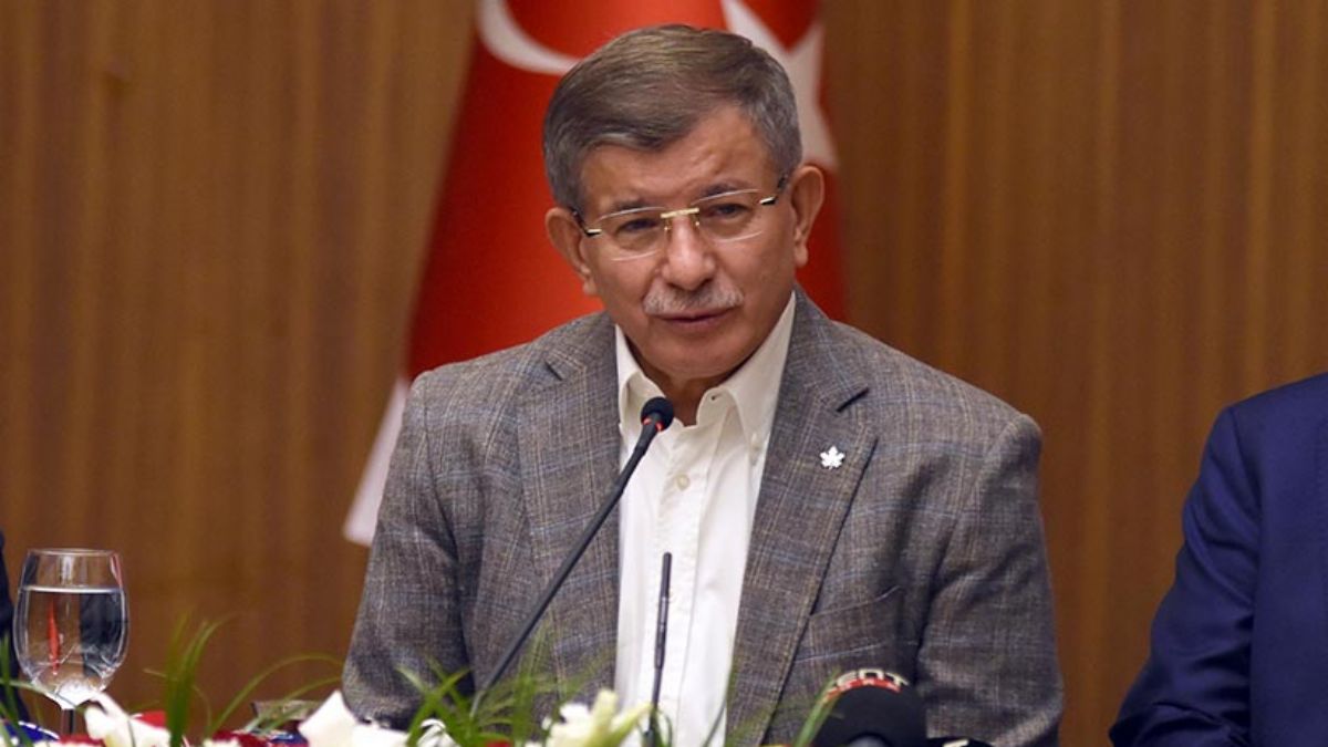 Davutoğlu'ndan  Erdoğan'a sert eleştiriler