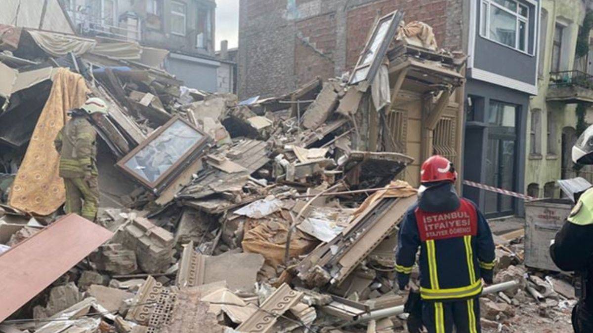 Fatih'te 2 katlı bina çöktü!