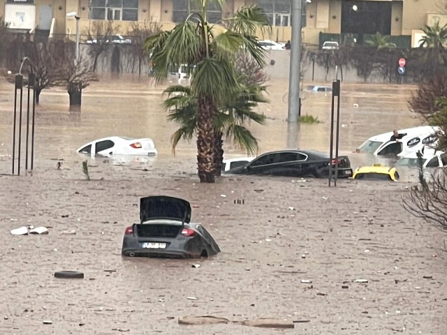 Şanlıurfa sele teslim! 4 kişi hayatını kaybetti, 2 itfaiye eri aranıyor