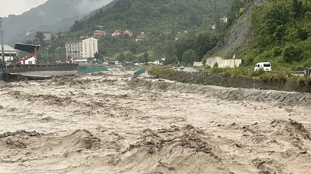 Şiddetli yağış nedeniyle 3 ilde okullar tatil