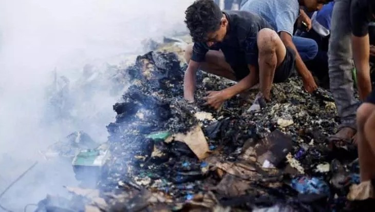 Çocuklar yanmış kalıntılarda yemek arıyor!