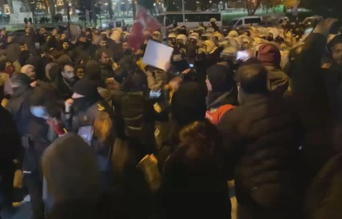 Protestoculardan Özgür Özel\\\'e \\\'bizi sattınız\\\' isyanı