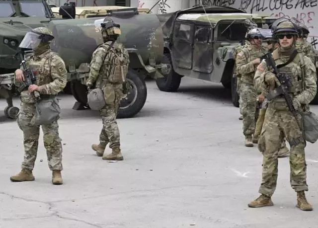 Trump savaş birliklerini sahaya sürdü