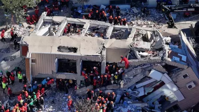 Enkazdan çıkan "İyi doğdun ortancamız" yazısı YÜREKLERİ DAĞLADI