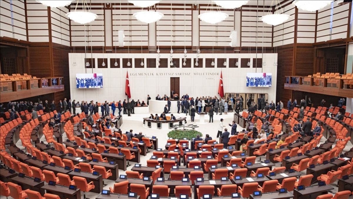 Özgür Özel ve 11 milletvekilinin fezlekesi Meclis'te