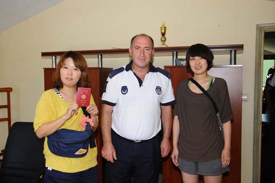 Japon Turistin kaybolan pasaportunu Fatih Belediyesi’nin Gönüllü Turizm Elçileri buldu, turizm zabıtası da kendisine teslim
