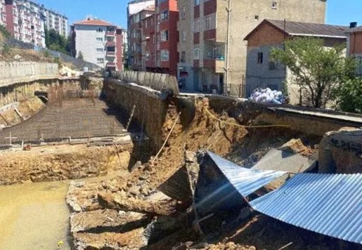 İstanbulda yol çöktü: 8 bina